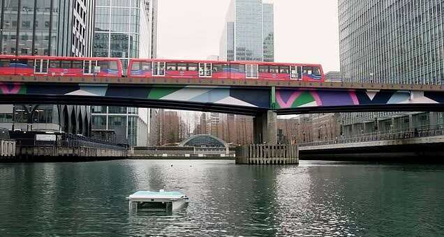 Wasteshark cleans London's Thames river